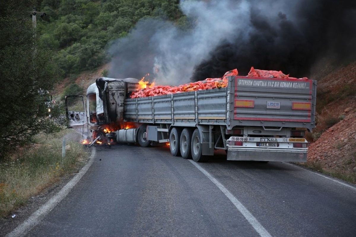 Tunceli\'de Yol Kesen PKK\'lılar Araç Yaktı