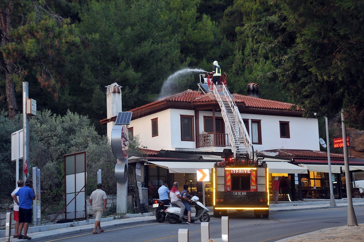 Ula\'da Fırının Çatısı Yandı