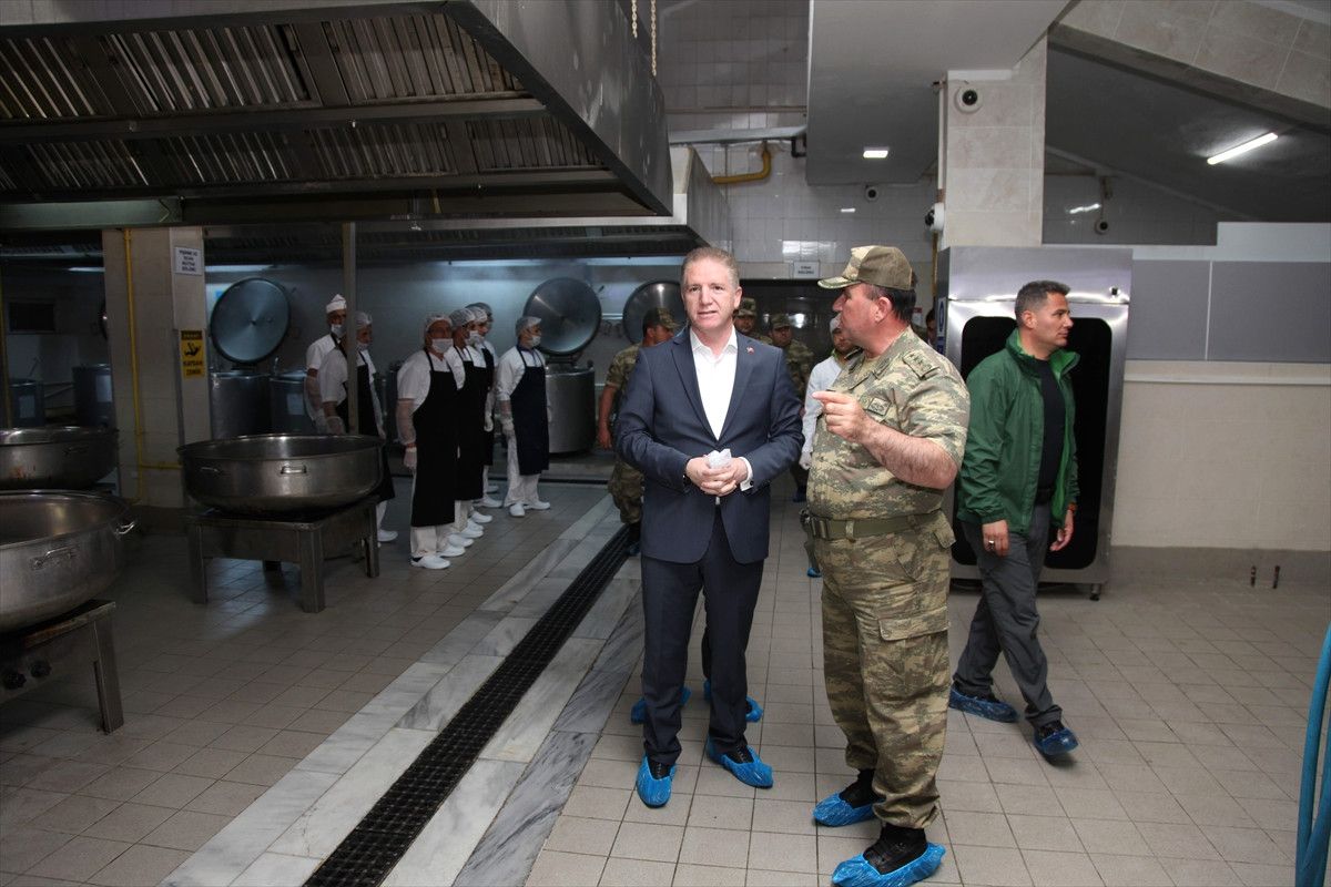 Vali Gül, Mehmetçik ile Sahur Yaptı