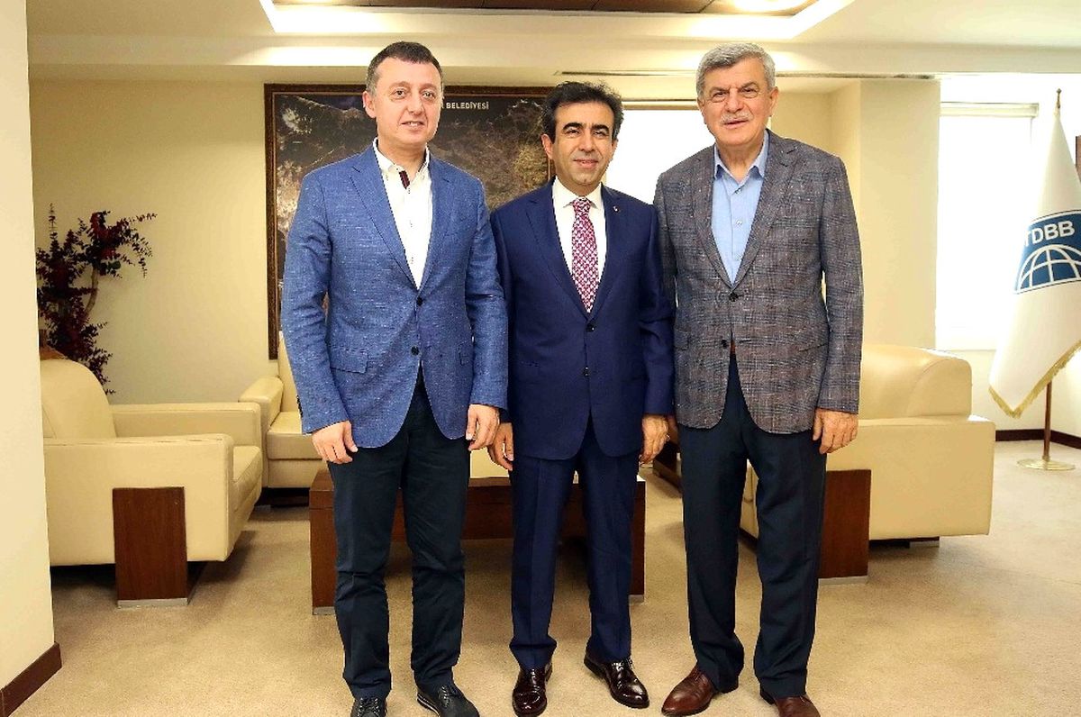Vali Güzeloğlu\'ndan Başkan Karaosmanoğlu\'na Veda Ziyareti