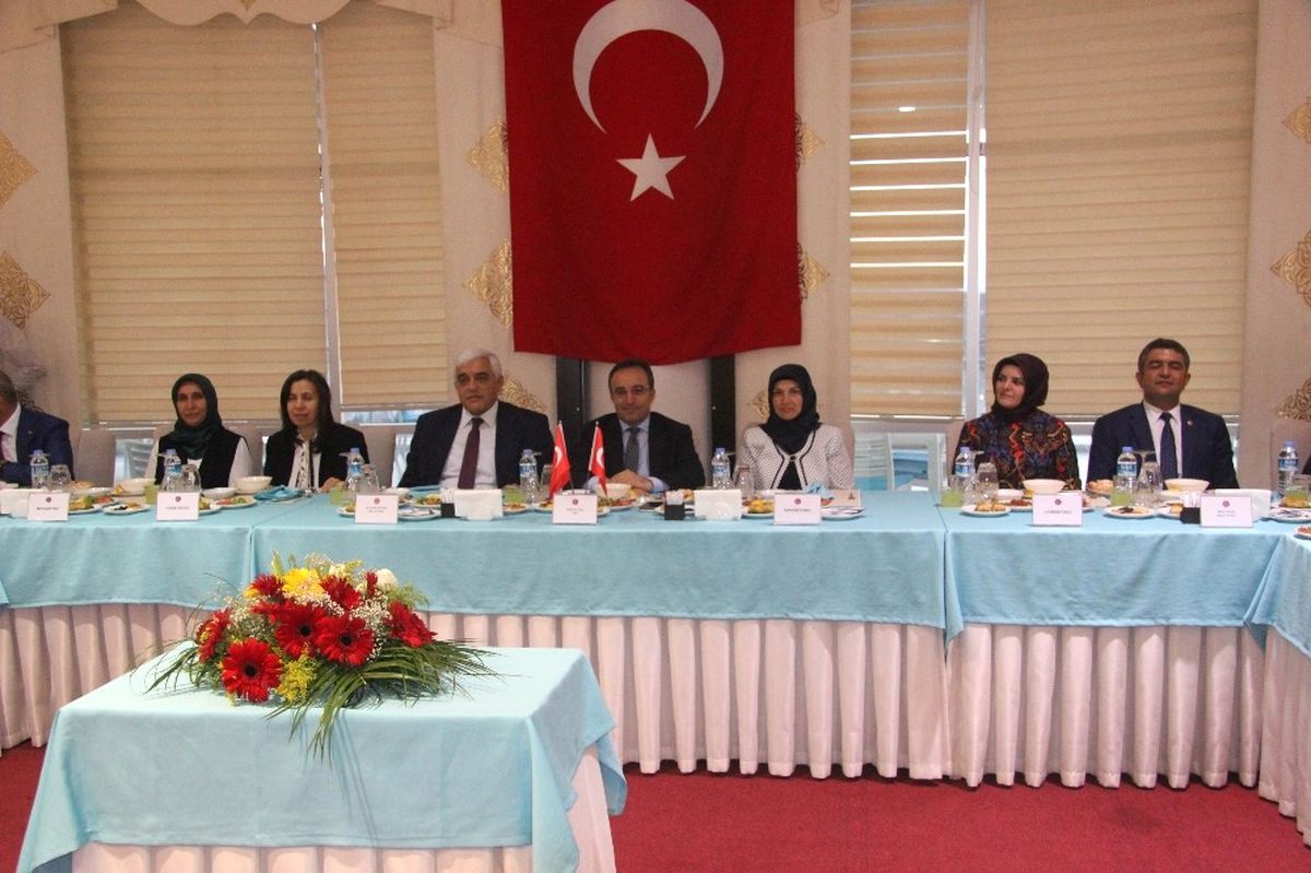 Vali İsmail Çataklı\'ya Veda Yemeği
