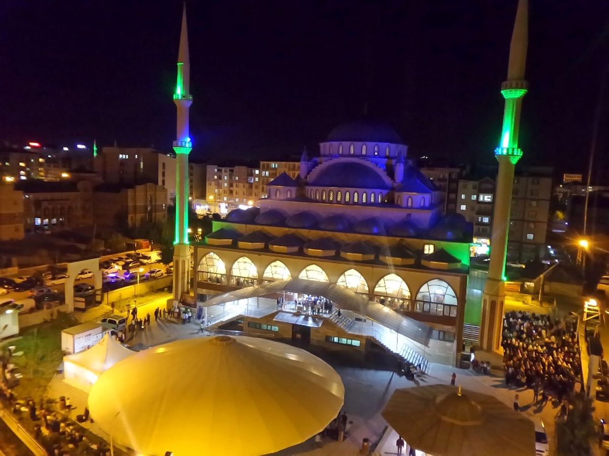 Van\'da Kadir Gecesi Coşkusu