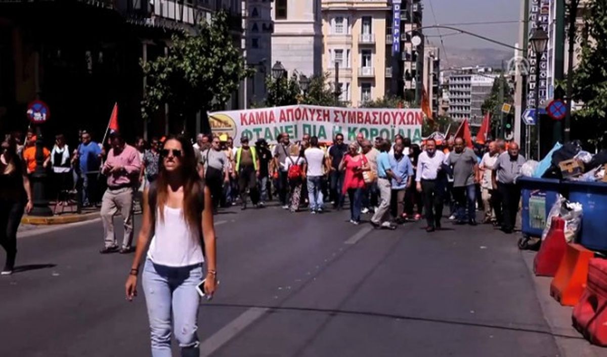 Yunanistan\'da Temizlik İşçileri Ayakta