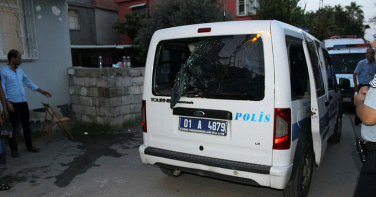 Adana\'da Polis Aracına Taşlı Saldırı