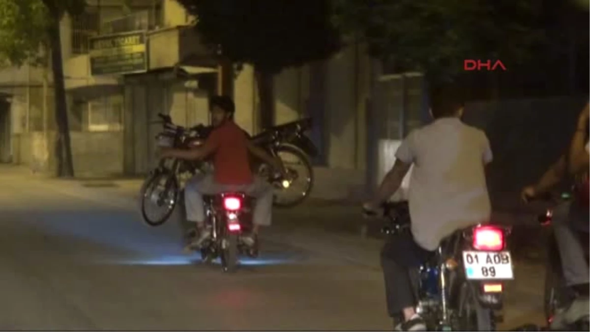 Adana\'da Lastiği Patlayan Motosikleti, Başka Motosikletin Üzerinde Taşıdılar