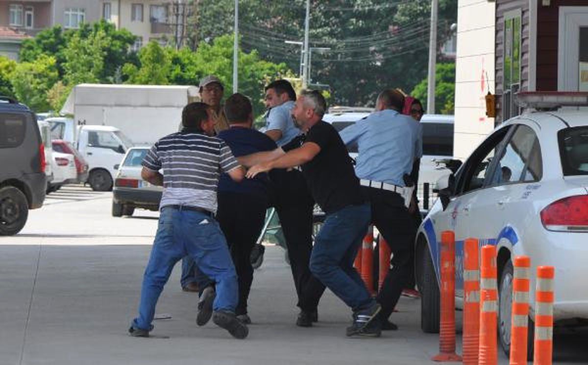Babası Kaza Yaptı, Oğlu Polise Saldırdı