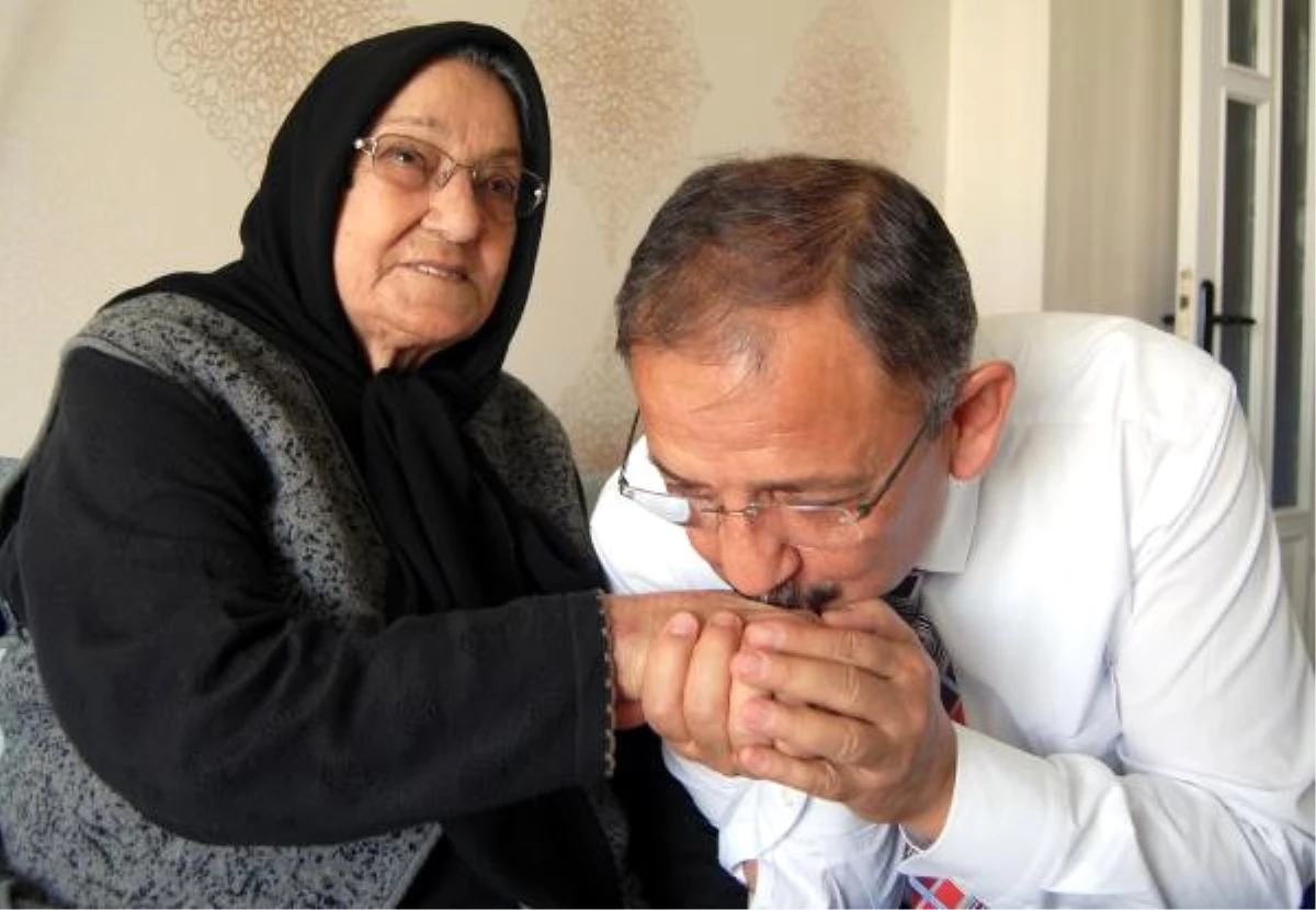 Bakan Özhaseki\'nin Annesinin Cenazesine Erdoğan ve Yıldırım da Katıldı