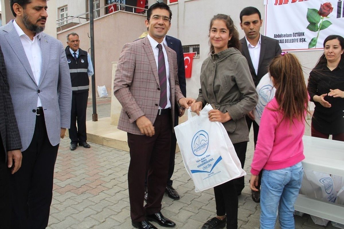 Başkale\'deki Bin 800 Çocuğa Bayram Hediyesi