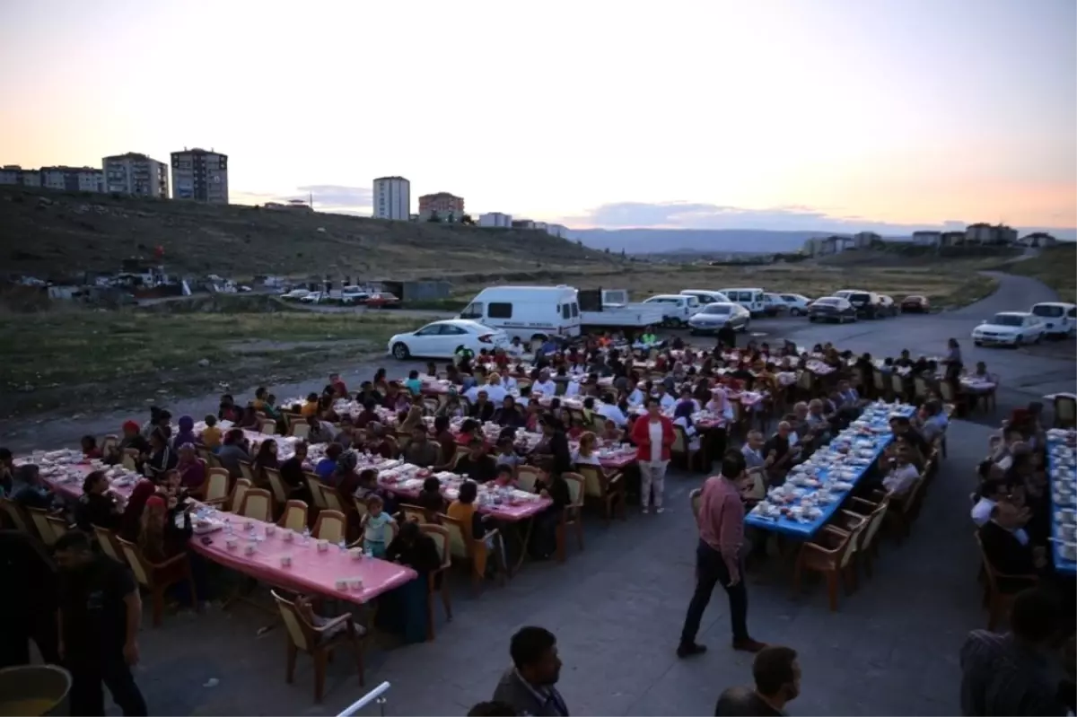 Başkan Büyükkılıç, Mahallemde İftar Var Etkinliğinde 200 Aile ile Birlikte İftar Yaptı