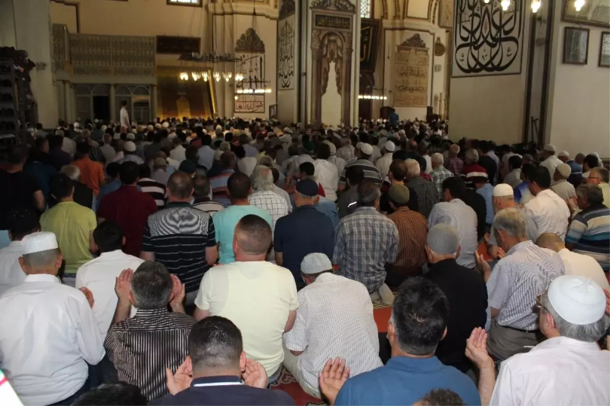 Bursalılar Ramazan\'ın Son Cuma Namazında Ulu Cami\'ye Akın Etti