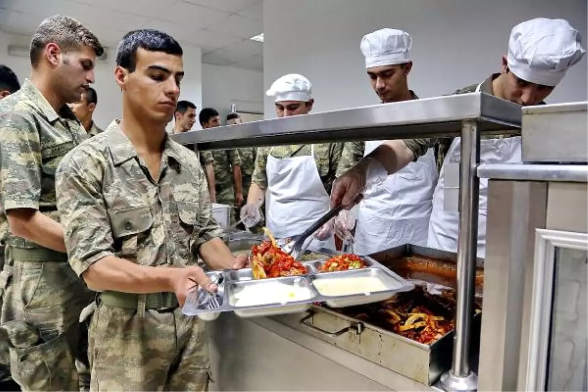 Dağlıca Taburu\'nda Asker Karavanayı Kendisi Hazırlıyor