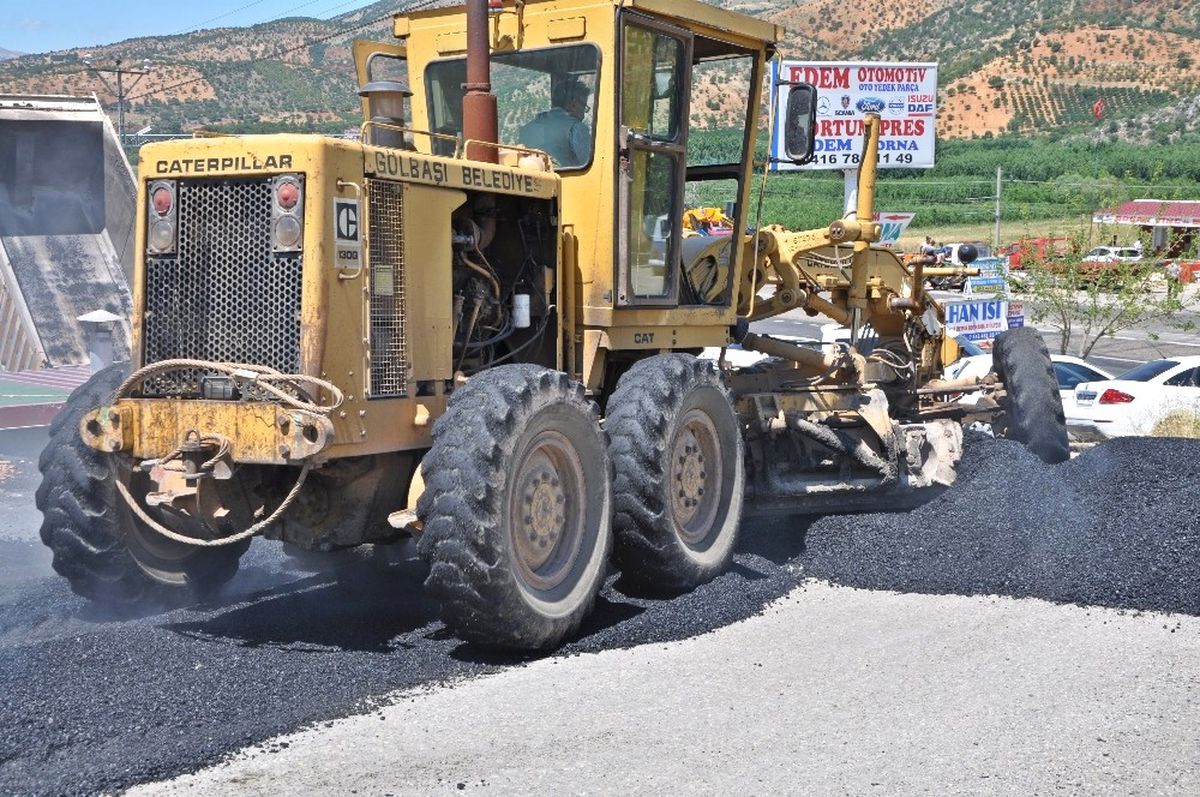 Gölbaşı\'nda Asfalt ve Yama Çalışmalarına Devam