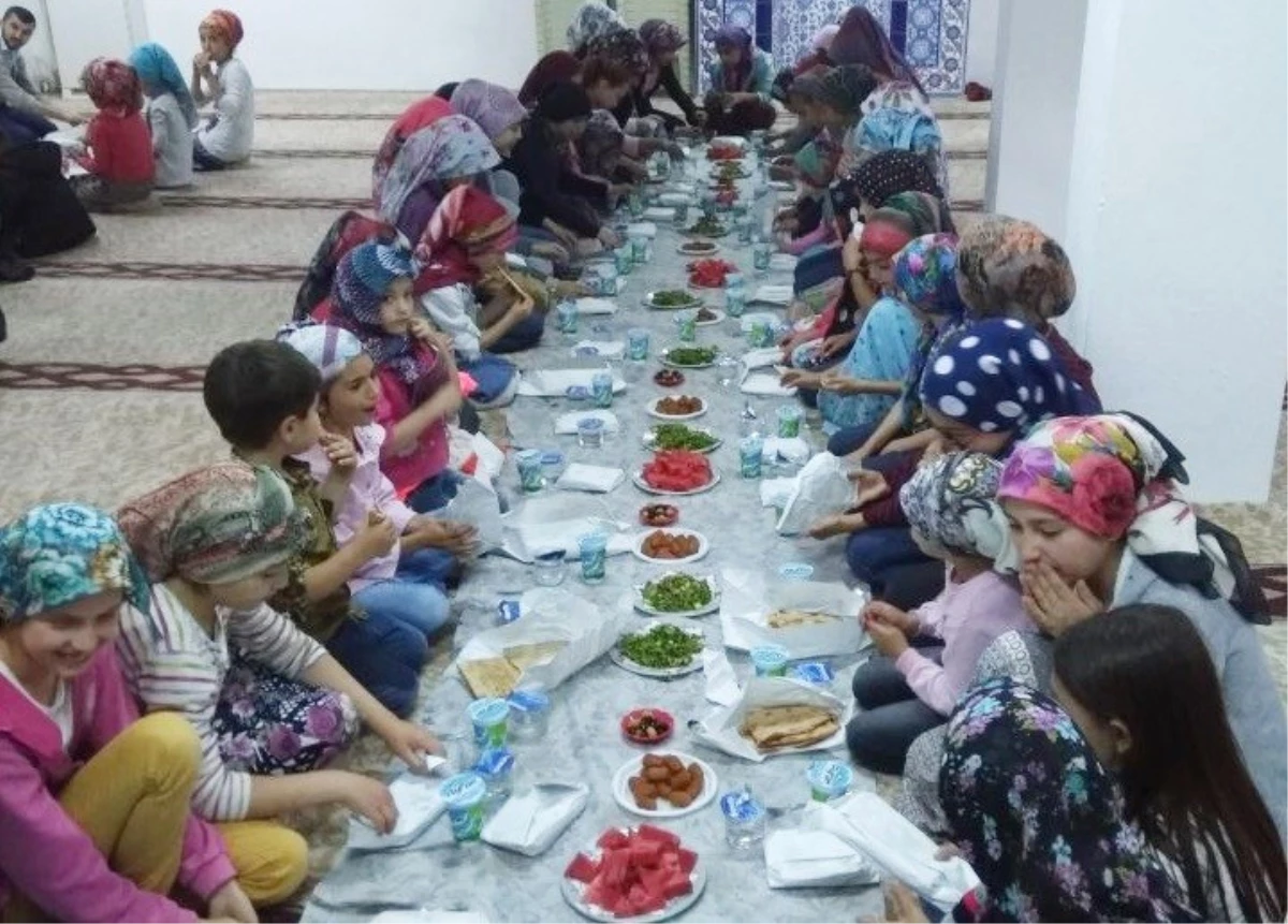 Hisarcık\'ta Yaz Kur\'an Kursu Öğrencilerine İftar Yemeği