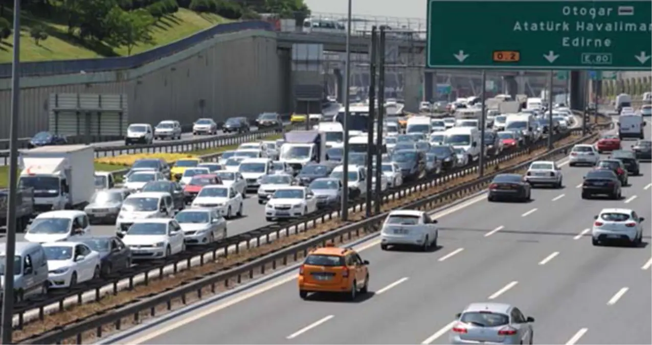 İstanbul\'dan Bayram Tatili İçin Göç Başladı, Trafik Durma Noktasına Geldi