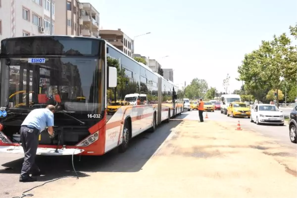 İzmir\'de Belediye Otobüsleri Çarpıştı: 11 Yaralı