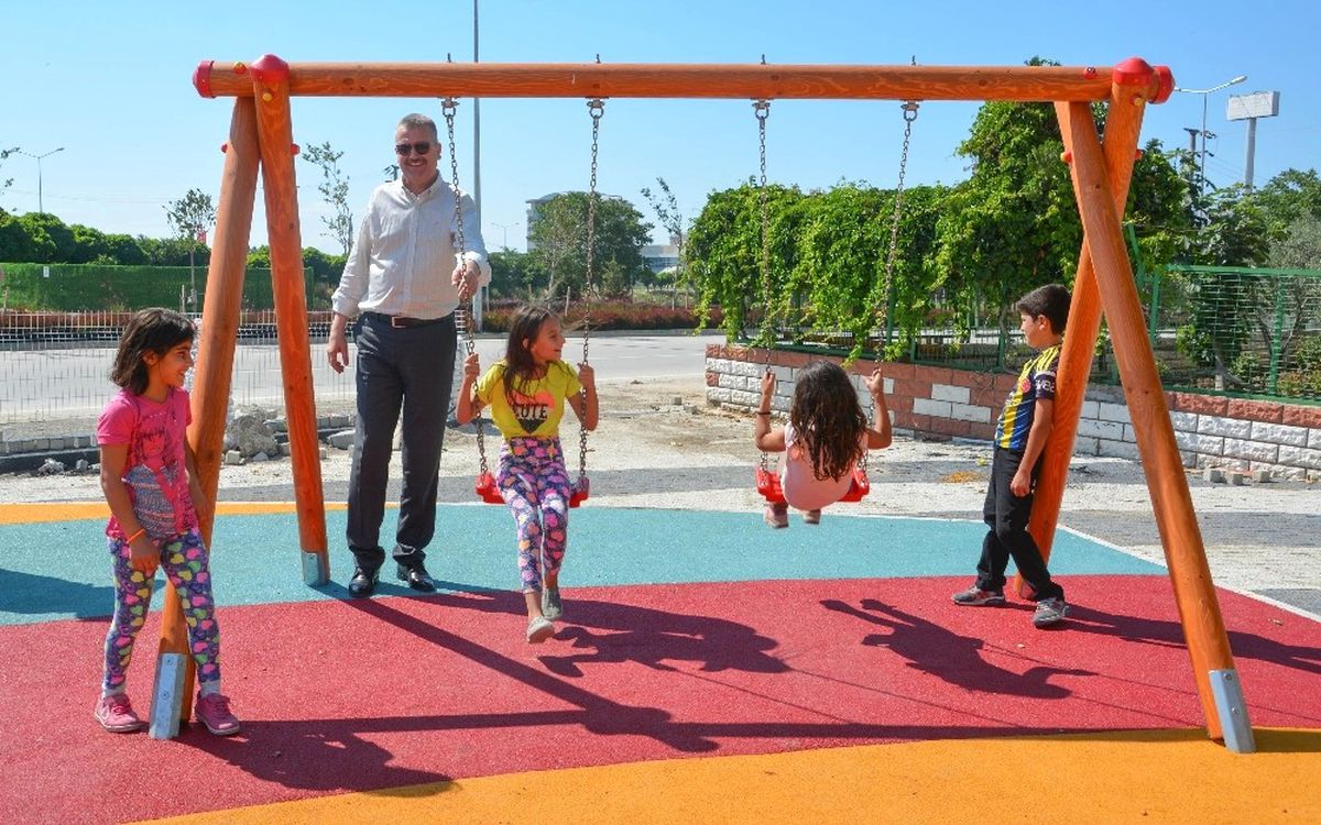 Karacabey\'de Şehit Pilot Yüzbaşı Acarca Parkında Tadilat Çalışmaları Tam Gaz Sürüyor