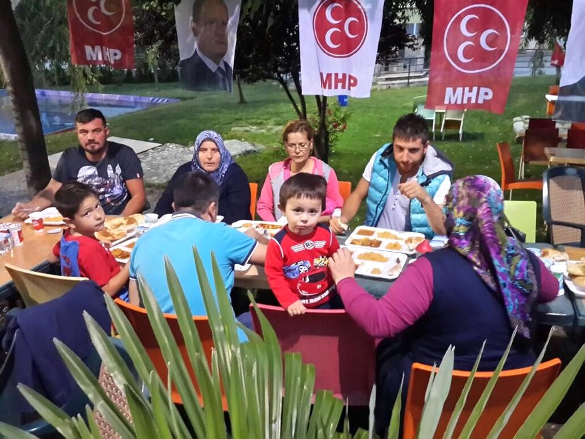 MHP\'liler Fırat Yılmaz Çakıroğlu Parkındaki İftarda Buluştu