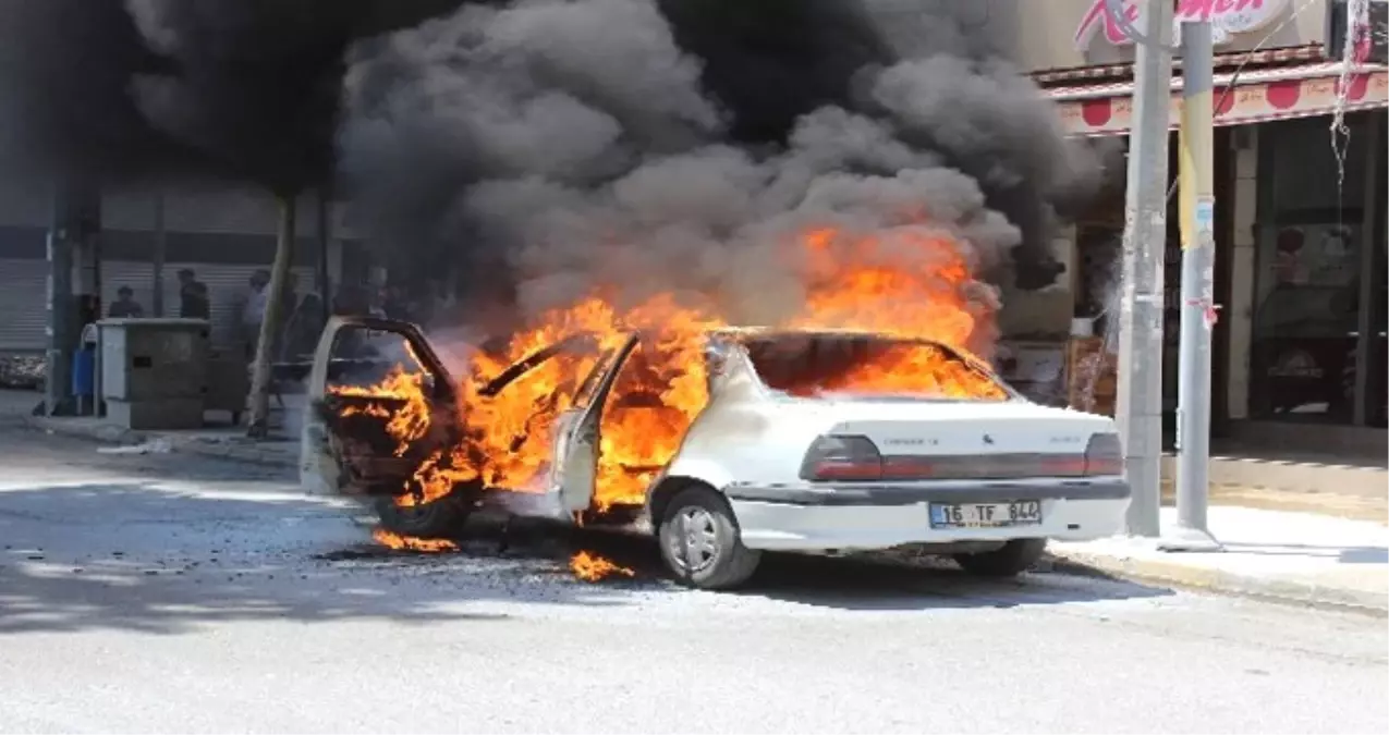 LPG\'li Araç Cadde Ortasında Alev Topuna Döndü, Korku Dolu O Anlar Kamerada!