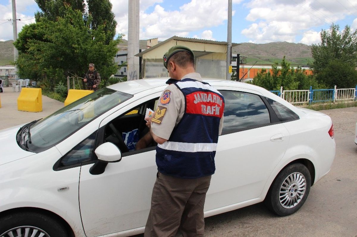 Sivas\'ta Polis ve Jandarmadan Bayram Uygulaması