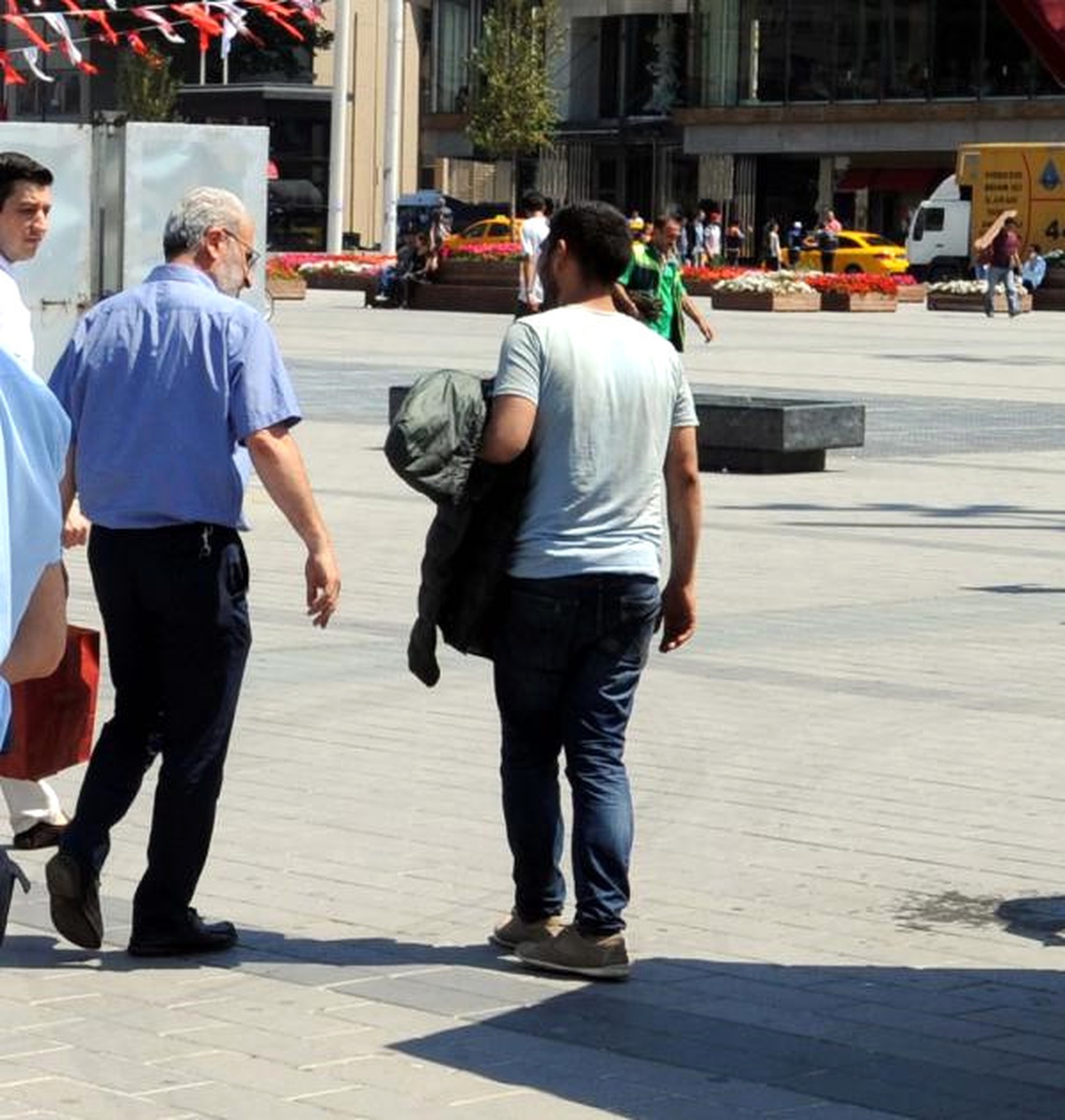 Taksim Metrosu\'nda Yürüyen Merdivenlere Kolu Sıkıştı
