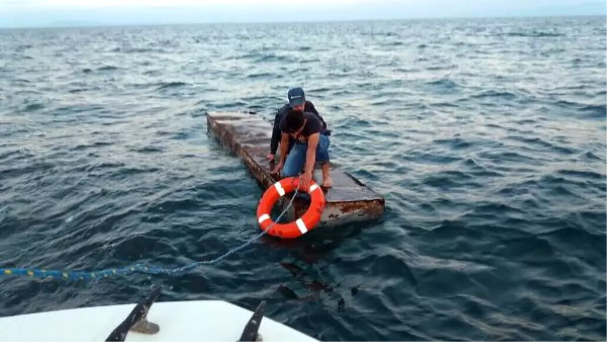 Van Gölü\'nde Mahsur Kalan Gençleri Jandarma Kurtardı