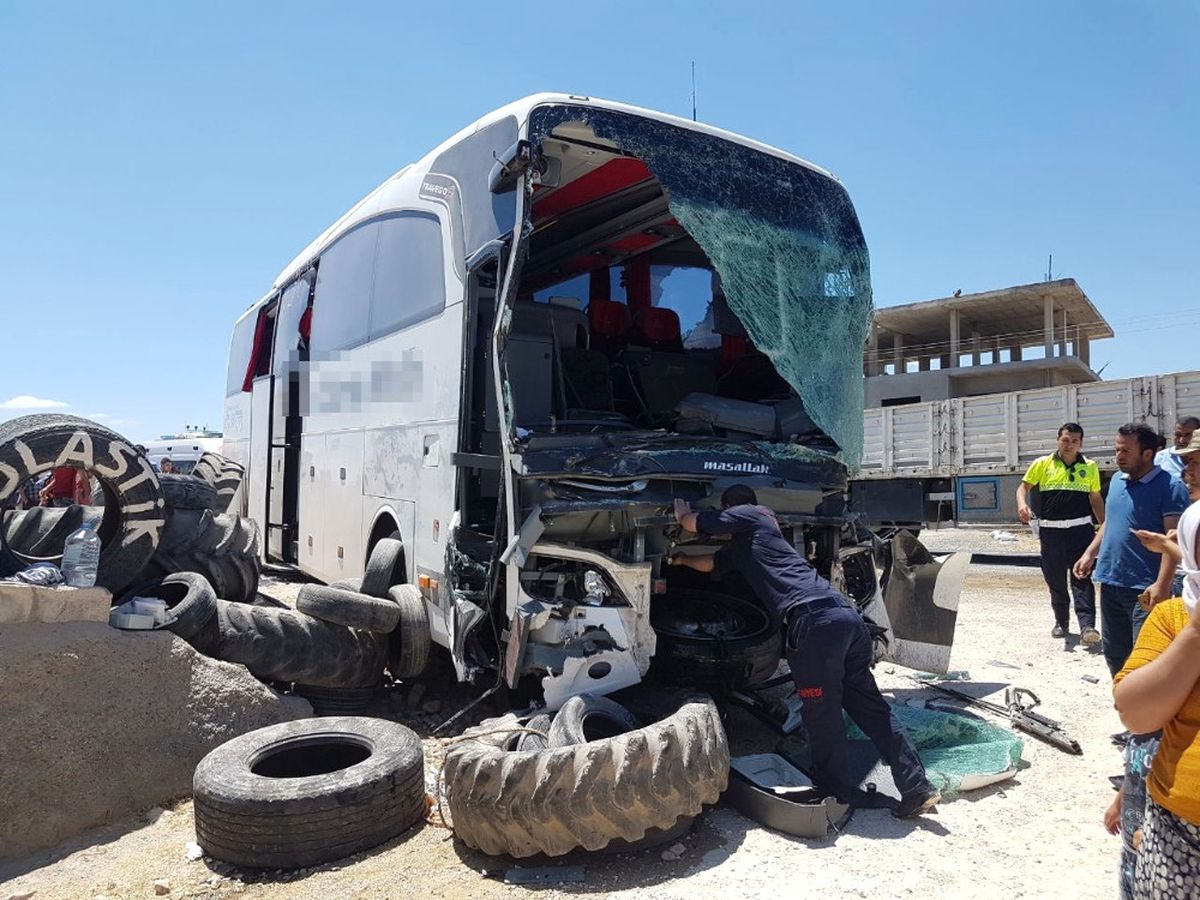 Yolcu Otobüsü Ile Tır Çarpıştı: 12 Yaralı