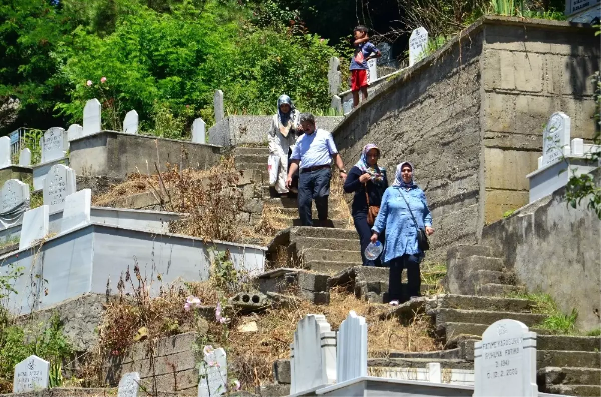 Arefe Günü Mezarlıklar Doldu Taştı