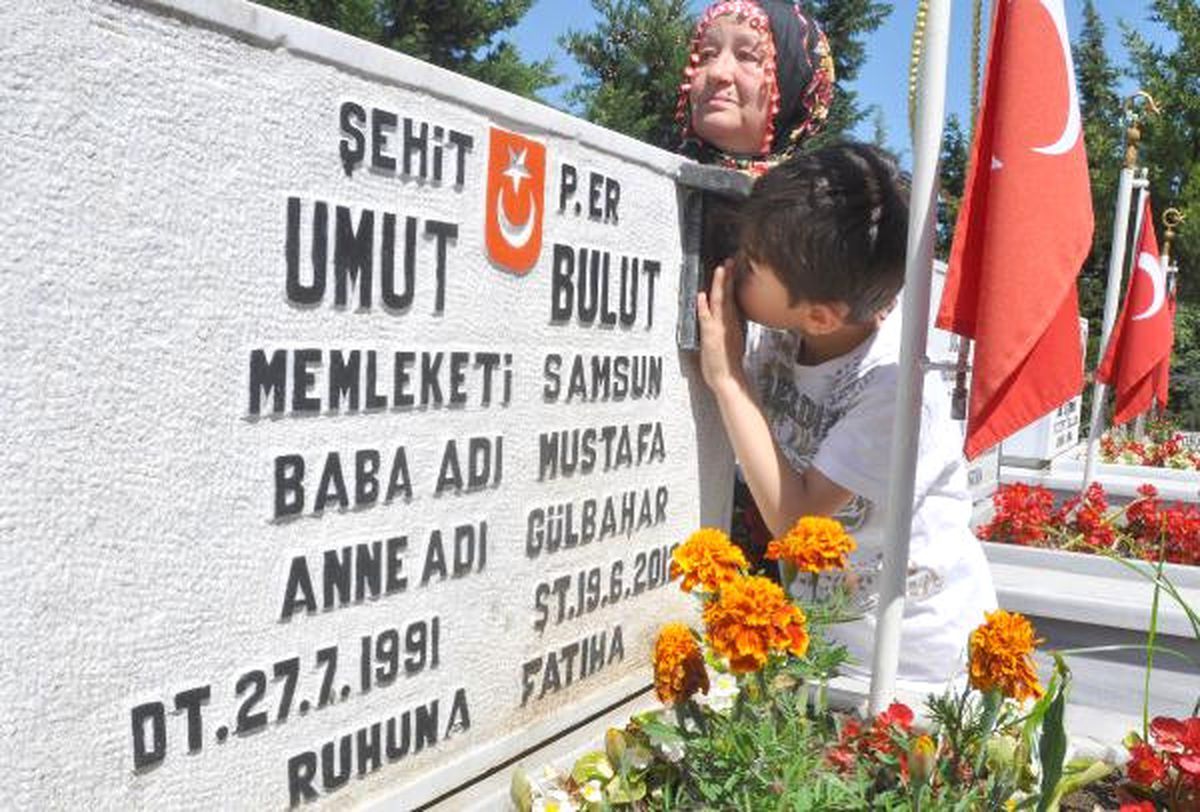 Babasının Mezar Taşına Sarılan Şehit Oğlu Duygulandırdı