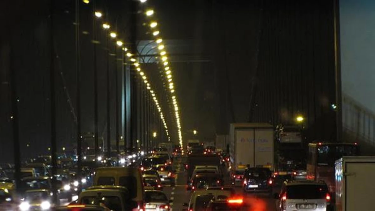 Bayram Yolu Çileye Döndü! Sürücüler Gece Boyunca Trafikte Kaldı