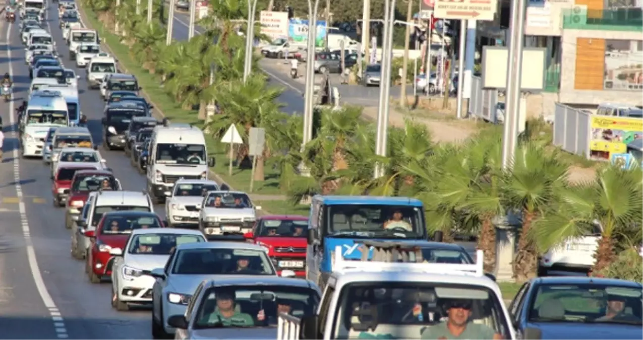 Bodrum\'da Kilometrelerce Kuyruk Oluştu, Trafik Durma Noktasına Geldi