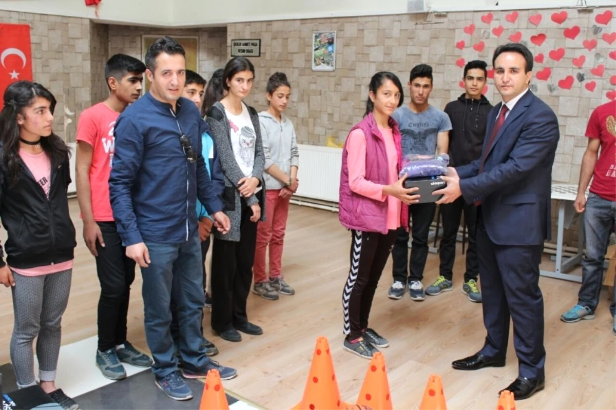Çaldıran Belediyesi\'nden Spor Okulları Hazırlık Öğrencilerine Destek