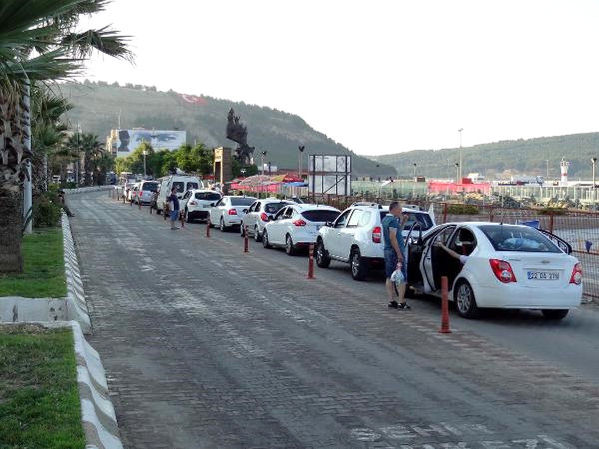 Çanakkale\'de 2 Kilometrelik Araç Kuyruğu