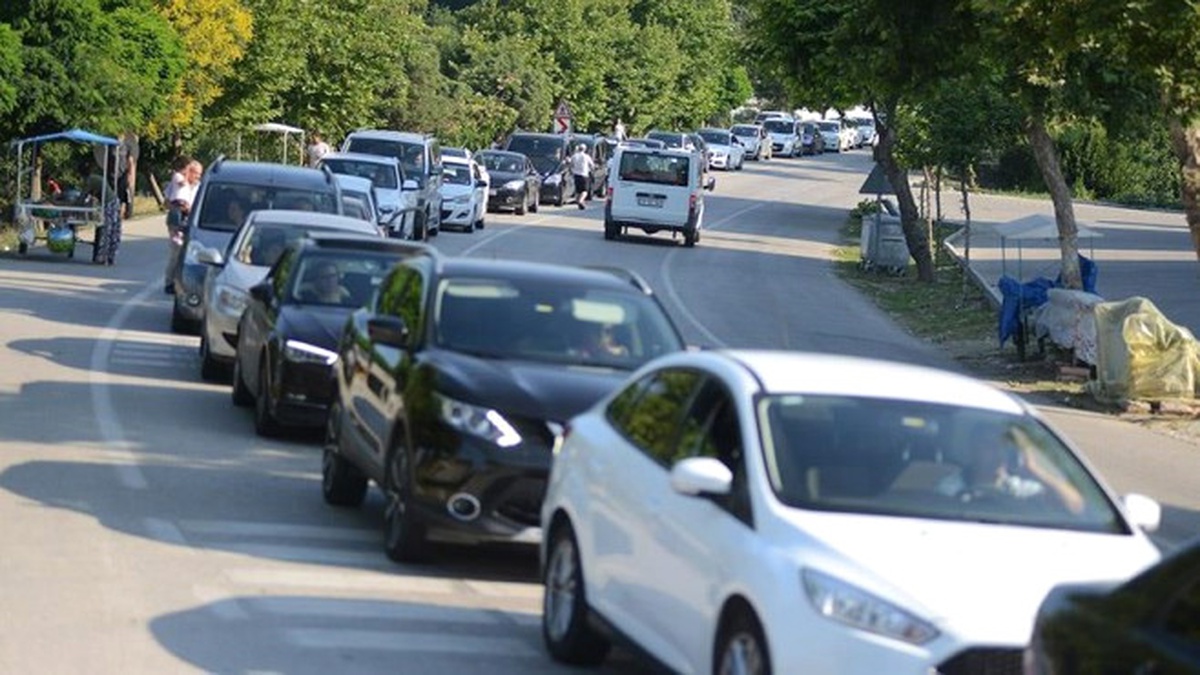 Çanakkale\'de Kilometrelerce Feribot Kuyruğu Oluştu