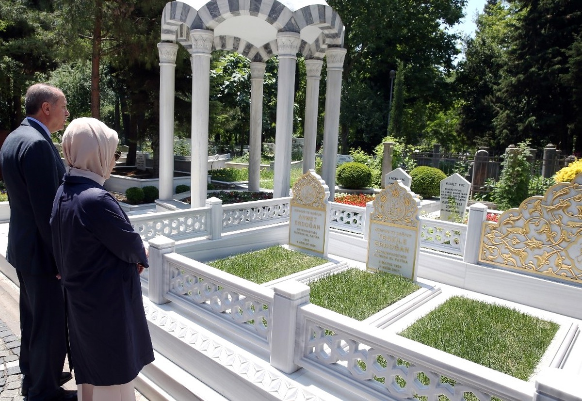 Cumhurbaşkanı Erdoğan Anne ve Babasının Kabirlerini Ziyaret Etti