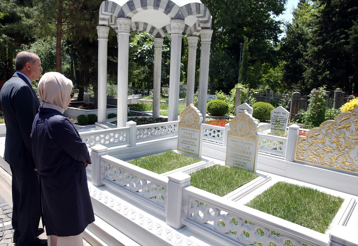 Mezar Ziyaretine Giden Erdoğan, 15 Termmuz Şehitlerinin de Kabrinde Dua Etti