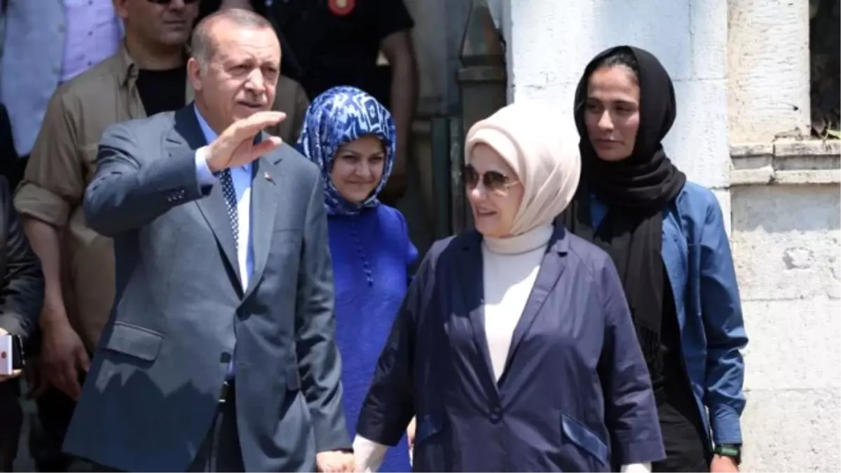 Erdoğan Anne ve Babasının Kabrini Ziyaret Etti