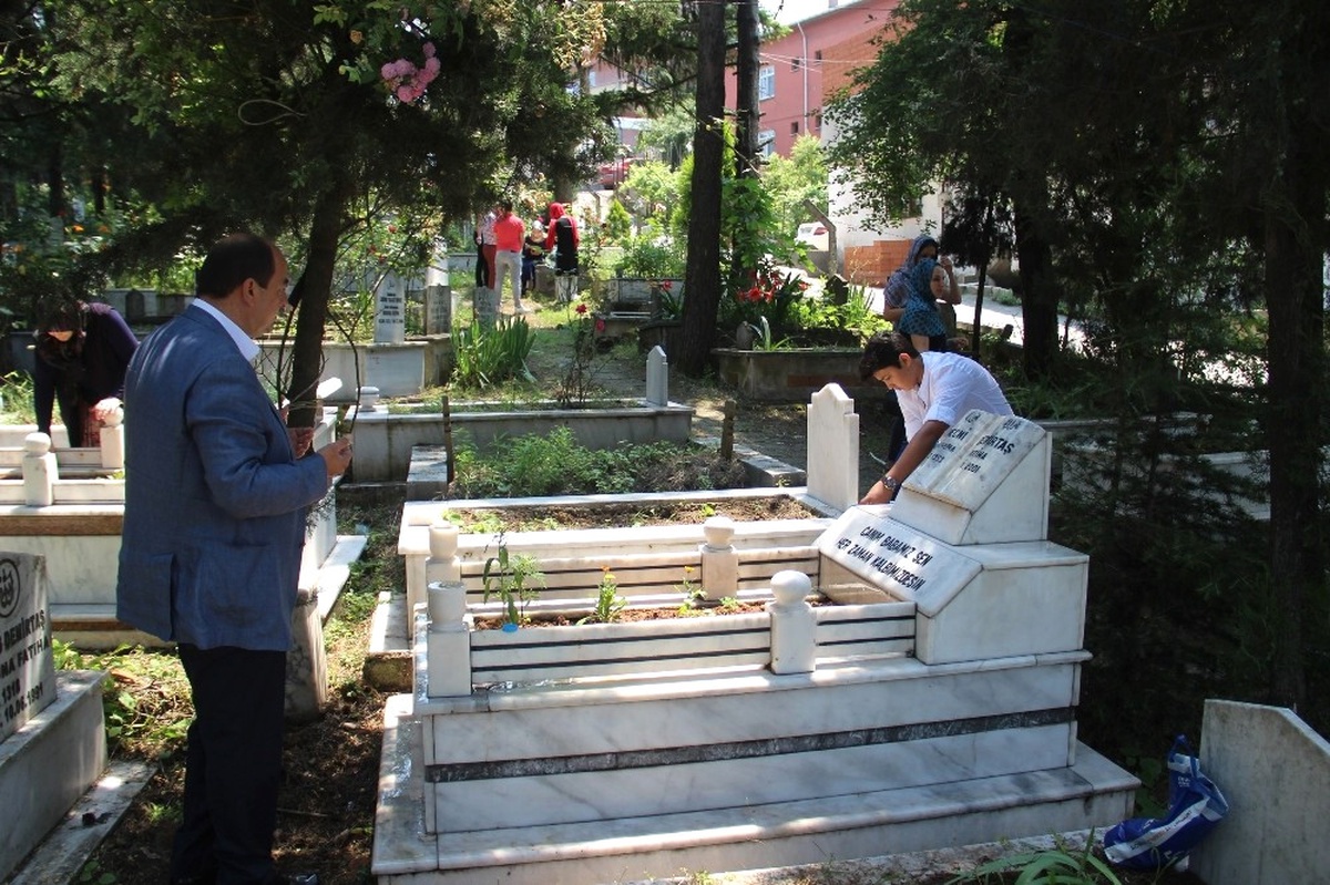 Gülüç\'te Mezarlıklarda Kur\'an-ı Kerim Okutuldu