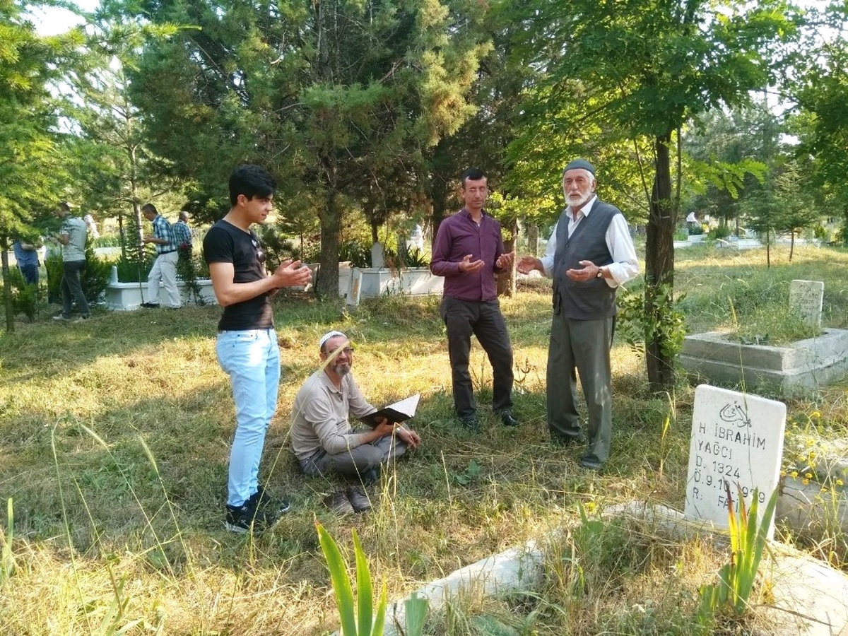 Hisarcık\'ta Arife Günü Mezarlık Ziyareti Geleneği