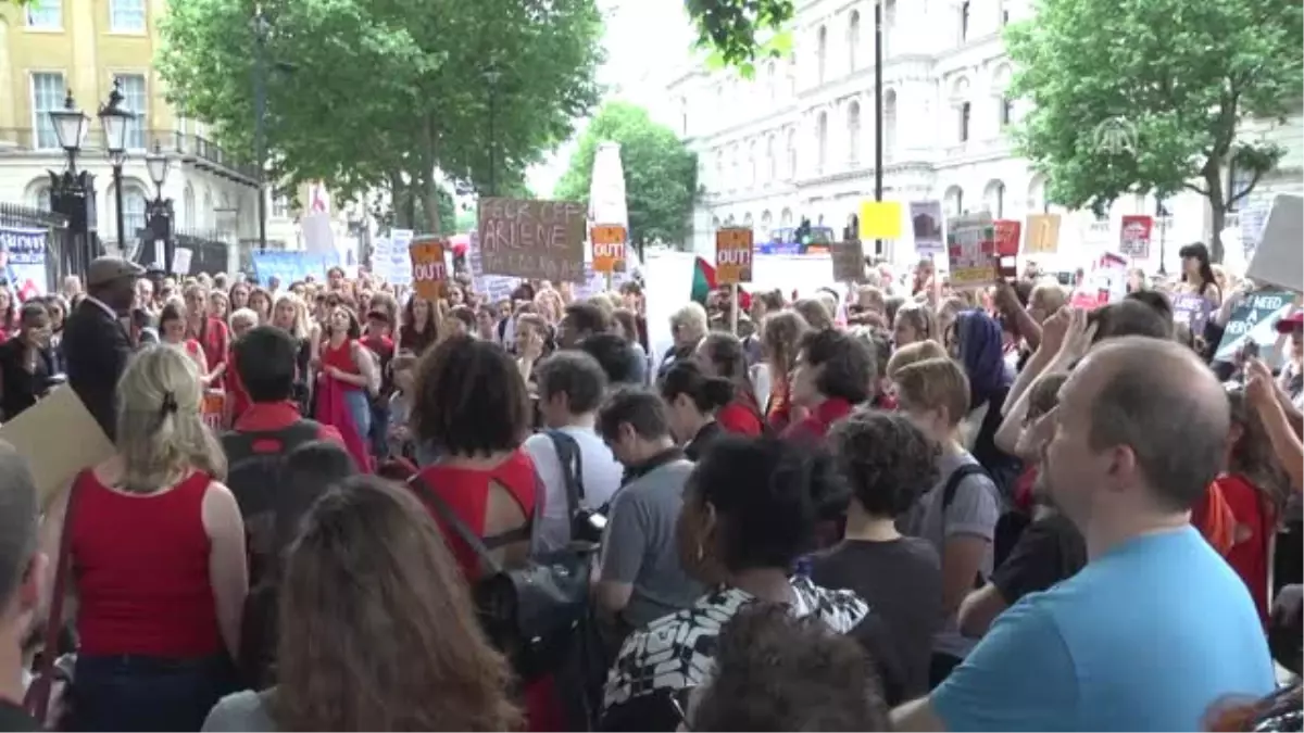 Ingiltere\'de Hükümet Karşıtı Protesto