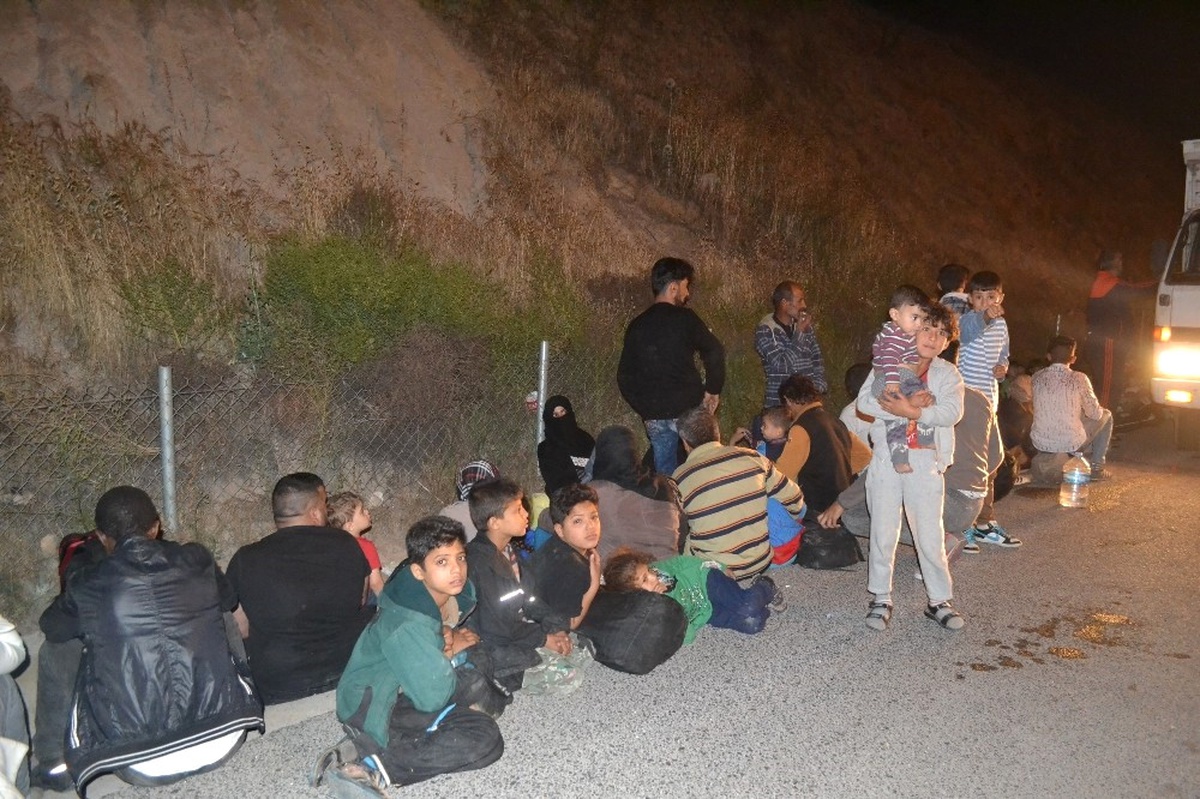 İzmir\'de Kamyonetin Kasasında 47 Göçmen Yakalandı