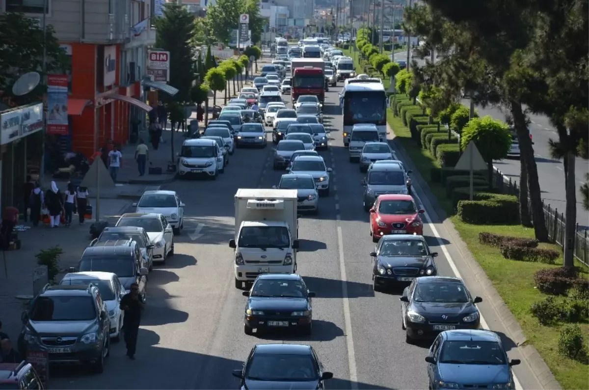 Karadeniz Sahil Yolu\'nda Trafik Yoğunluğu