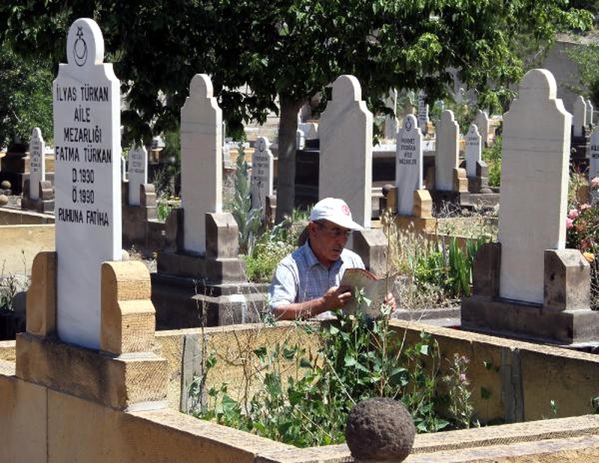 Kayseri\'de Arife Günü Mezarlıklara Ziyeritçi Akını