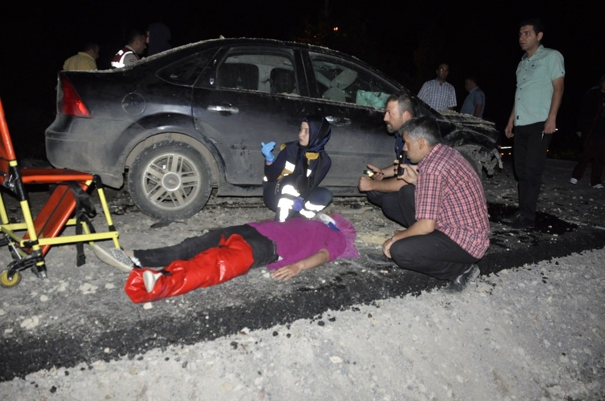 Konya\'da Otomobil Kum Yığınına Çarptı: 6 Yaralı