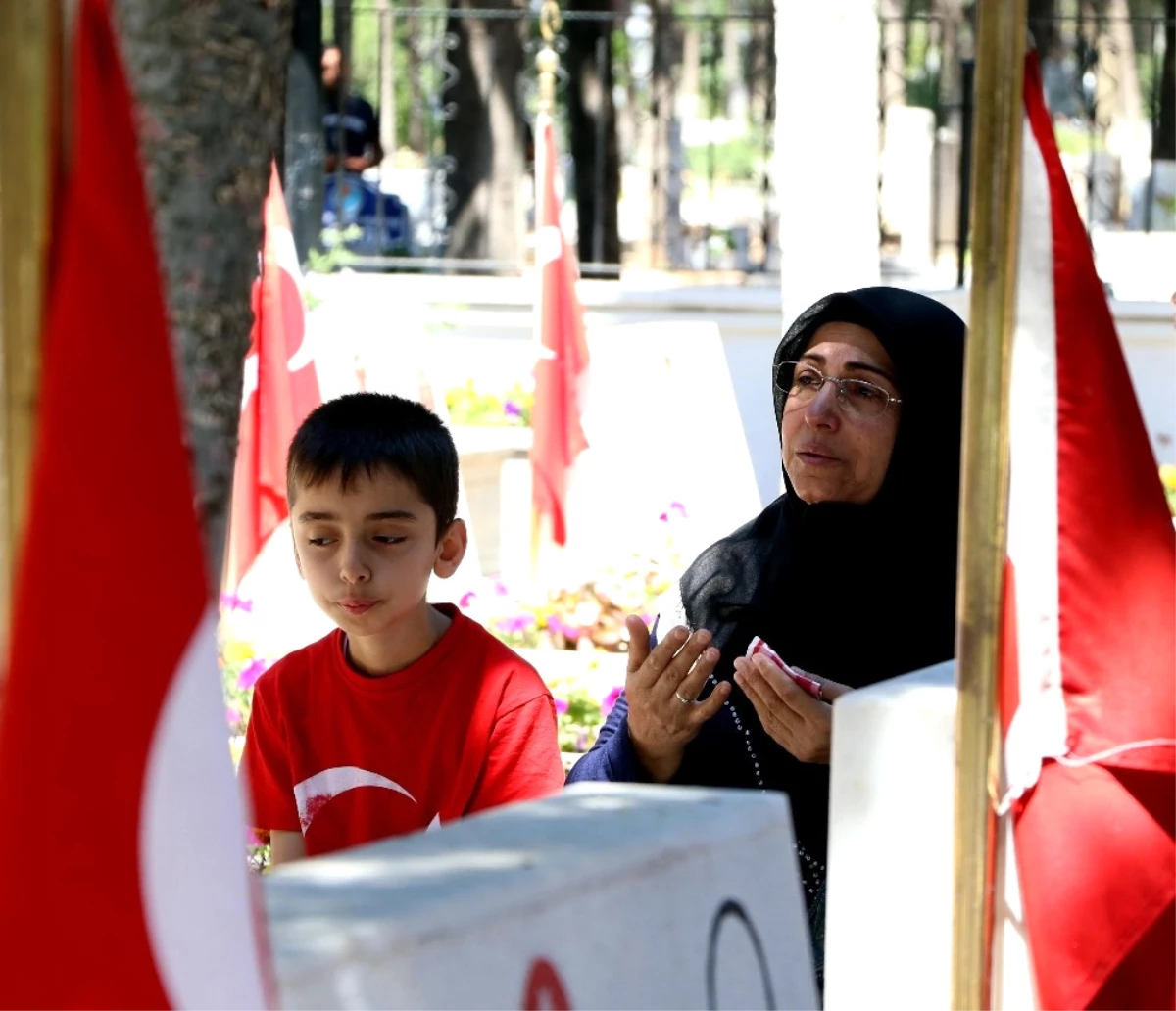 Mersin Şehitliğinde Hüzünlü Bayramlaşma