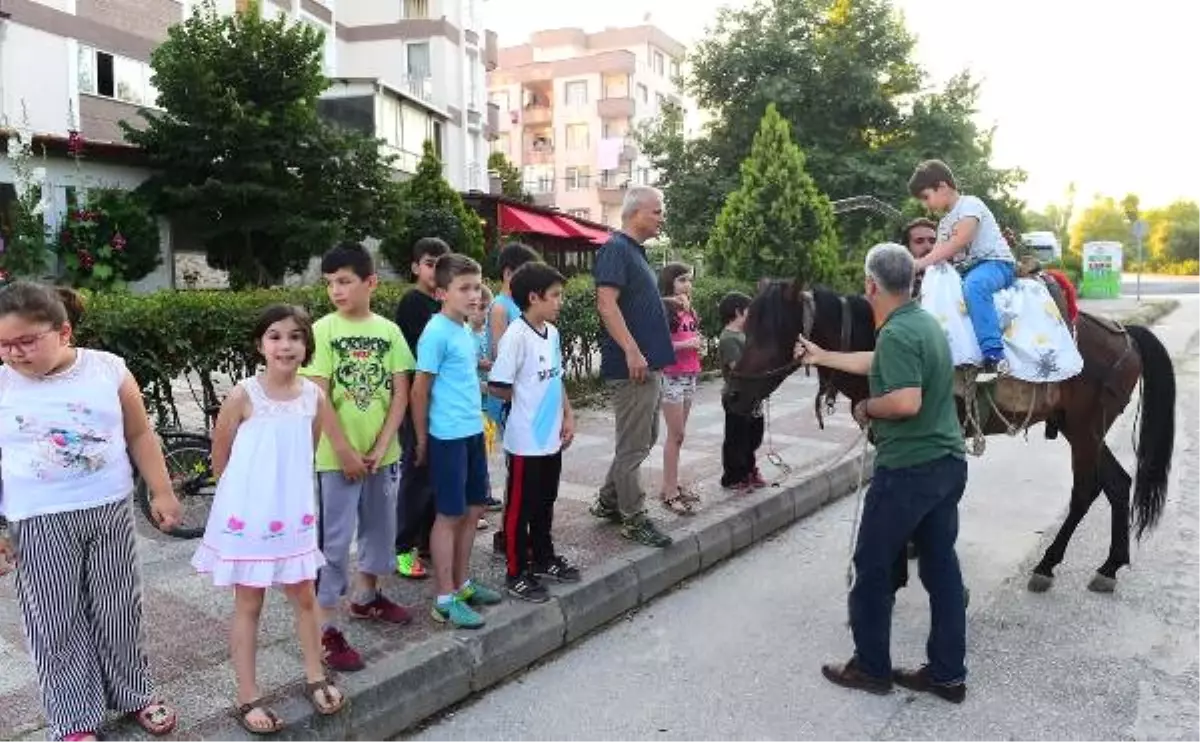 Oruç Tutan Çocukları Ata Bindirerek Ödüllendirdiler