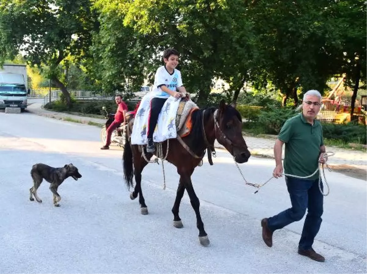 Oruç Tutan Çocukları Ata Bindirerek Ödüllendirdiler