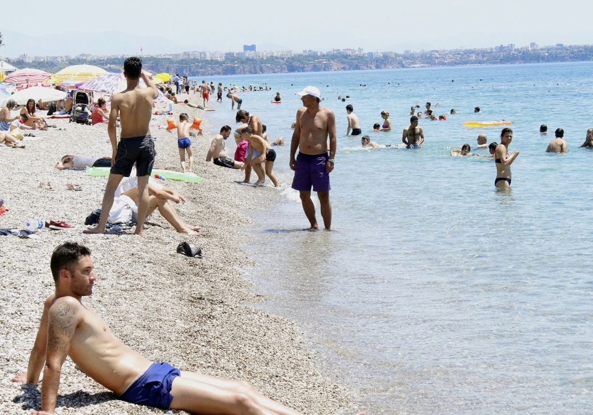 Ramazan Bayramı Tatili Nedeniyle Nüfusun 4 Milyonu Bulduğu Antalya\'da Sahiller Doldu