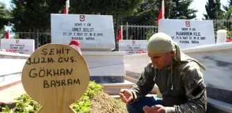 Şehit Babası Oğlunun Mezarına, Şehidin Kıyafetlerini Giyerek Gidip Dua Etti