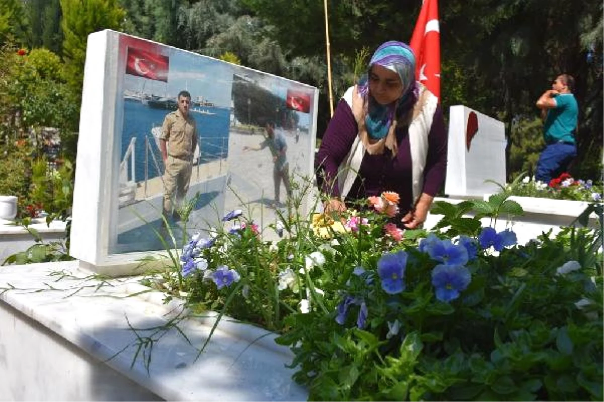 Şehitlikler Annelerin Gözyaşlarıyla Sulandı