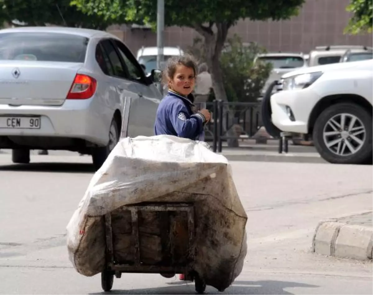 Adana\'da Suriyeli 3 Küçük Kardeşin Ekmek Mücadelesi